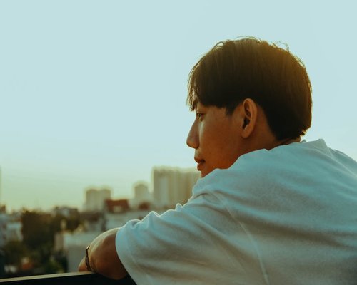 Suasana istirahat yang tenang di ruang keluarga